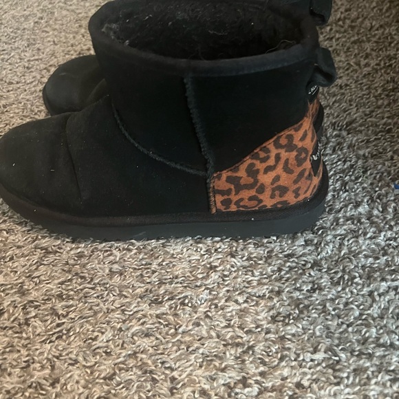 Black Short Uggs Koolaburra With a Cute Leopard Patch🖤🐆. 💲Accepting Offers💲 - Picture 2 of 4